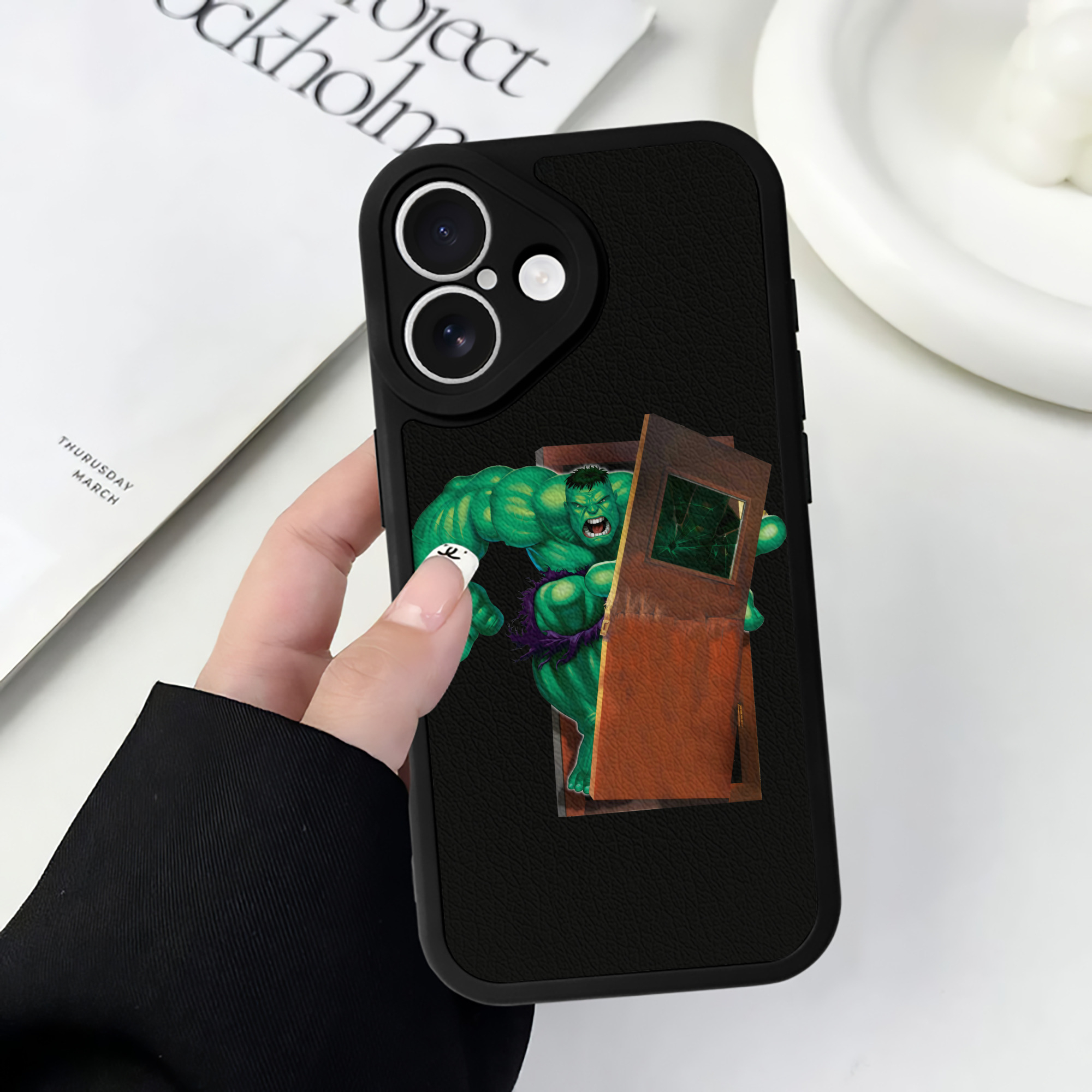 （画像用） アベンジャーズ The Avengers 【iPhone 16シリーズ対応】シリコンスマホケース（レザー調） 材質：シリコン